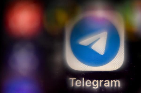 智能手机屏幕上的Telegram标志特写,提到帕维尔·杜罗夫的被捕及其与VKontakte和Telegram的关系。